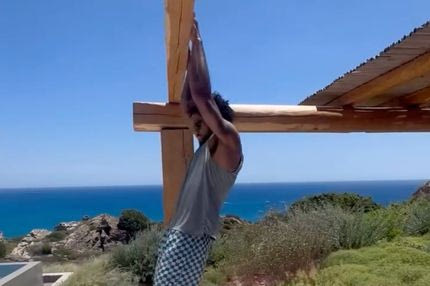 Ο Τάιλερ Ντόρσεϊ κάνει pull-ups με θέα τα γαλαζοπράσινα νερά της Μήλου